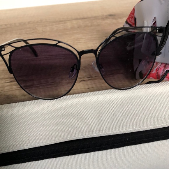 Sunglasses 😎 - Picture 8 of 8